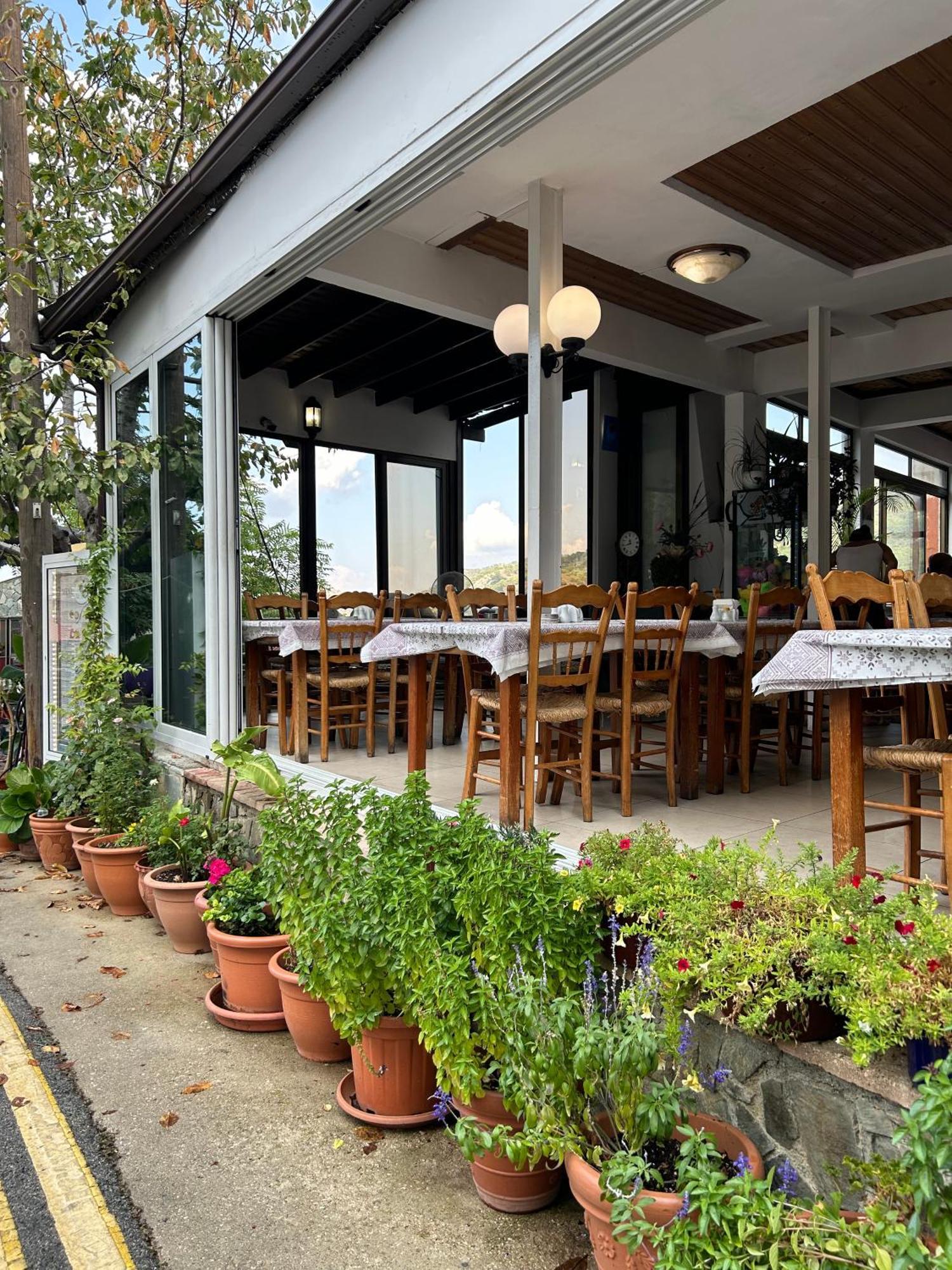 Two Flowers Hotel Pedhoulas Exterior photo